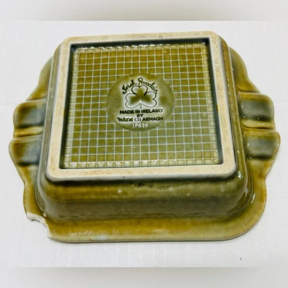 Vintage ashtray Wade Irish porcelain, made in Ireland. Has chips noted in photo - Picture 2 of 5